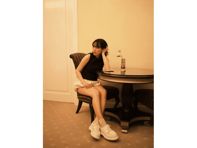 のん、二の腕＆美脚を大胆に見せた私服SHOTに反響「色気出過ぎ」「凛とした大人の女性」