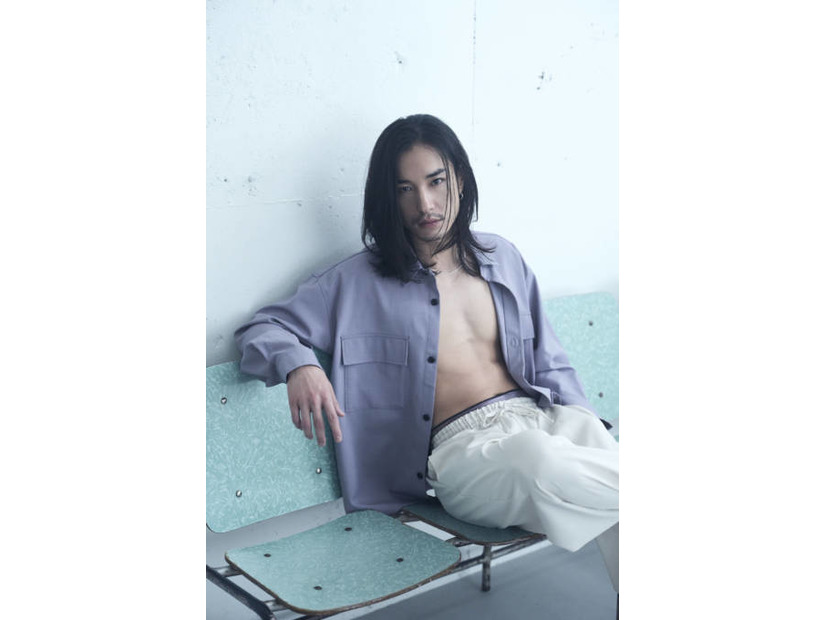 宮澤佑、引き締まった肉体がチラリ！“ありのままの存在感”で魅せた初の写真集が重版決定