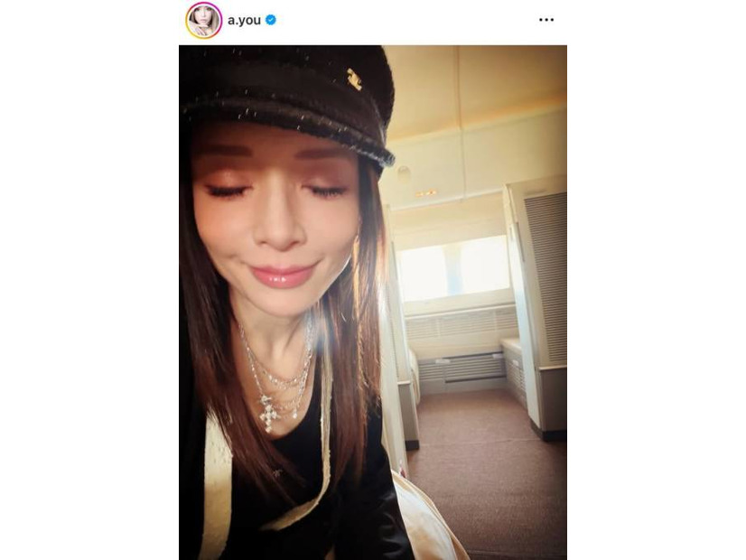 「まじ毛穴どこ」浜崎あゆみ、瞼を閉じた美肌SHOTに反響「幸せそうな笑みがたまらない」
