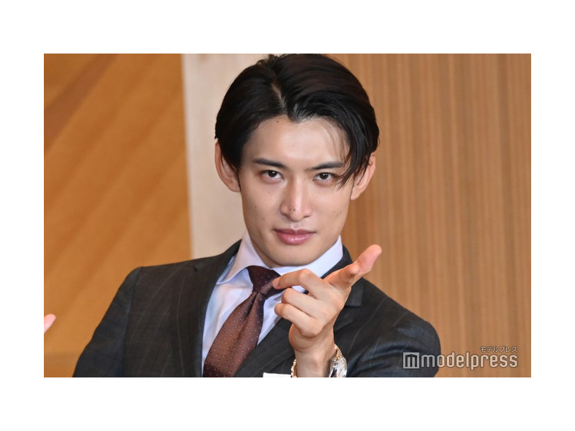 降壇ギリギリまで“ゴイゴイスー”を決めていた向井康二（C）モデルプレス