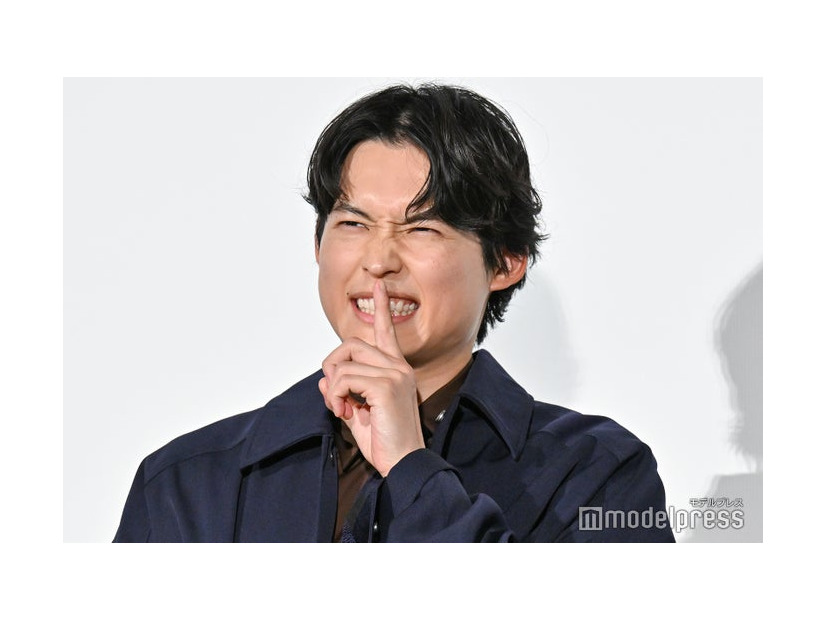 クスクス笑う観客に向かって“しーっ”のポーズをしていた松村北斗（C）モデルプレス