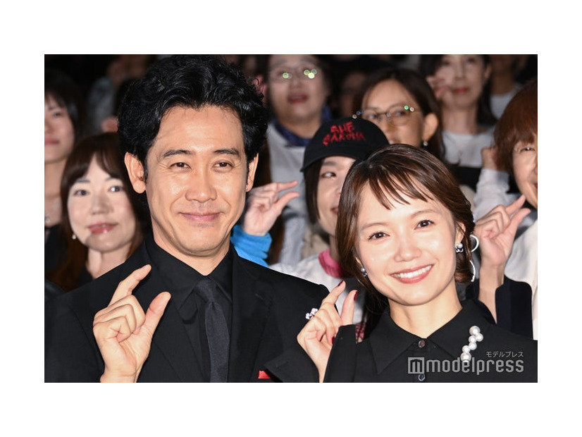 宮崎あおい（右）の可愛さを熱弁する大泉洋（左）（C）モデルプレス