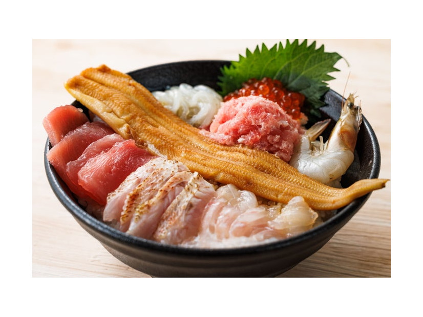 かに船・ふくしま海鮮丼ブース_ノドグロ入りふくしま全部のせ8種丼（提供画像）