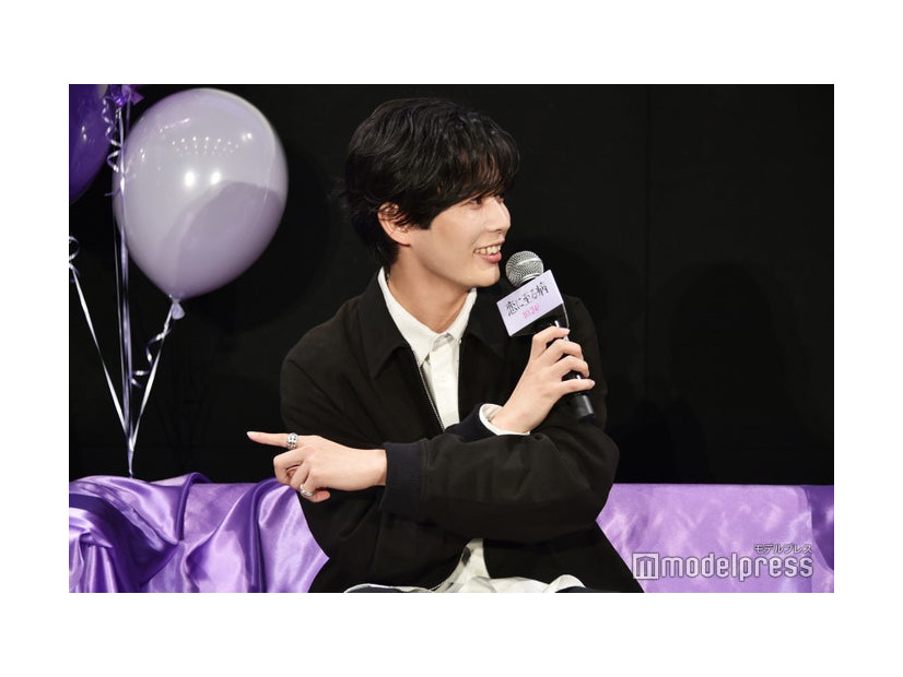 悩み相談をすることもされることもないので舞台袖でドキドキしていた長尾謙杜（C）モデルプレス