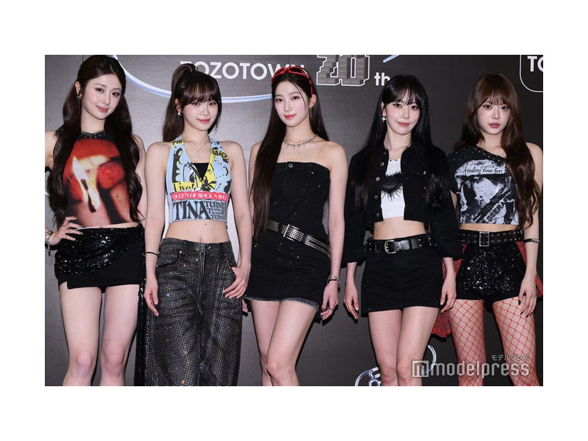 「ZOZOFES」取材会に出席したLE SSERAFIM／ （左から）HUH YUNJIN（ホ・ユンジン）、KIM CHAEWON（キム・チェウォン）、KAZUHA（カズハ）、SAKURA（サクラ）、HONG EUNCHAE（ホン・ウンチェ）（C）モデルプレス