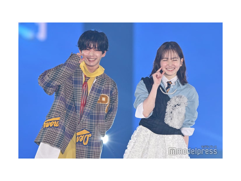 “おもちポーズ”を決める長尾謙杜、山田杏奈（C）モデルプレス