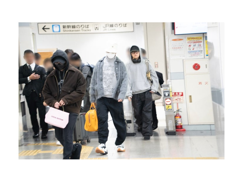 名古屋駅に到着したMrs. GREEN APPLE（独占カット）