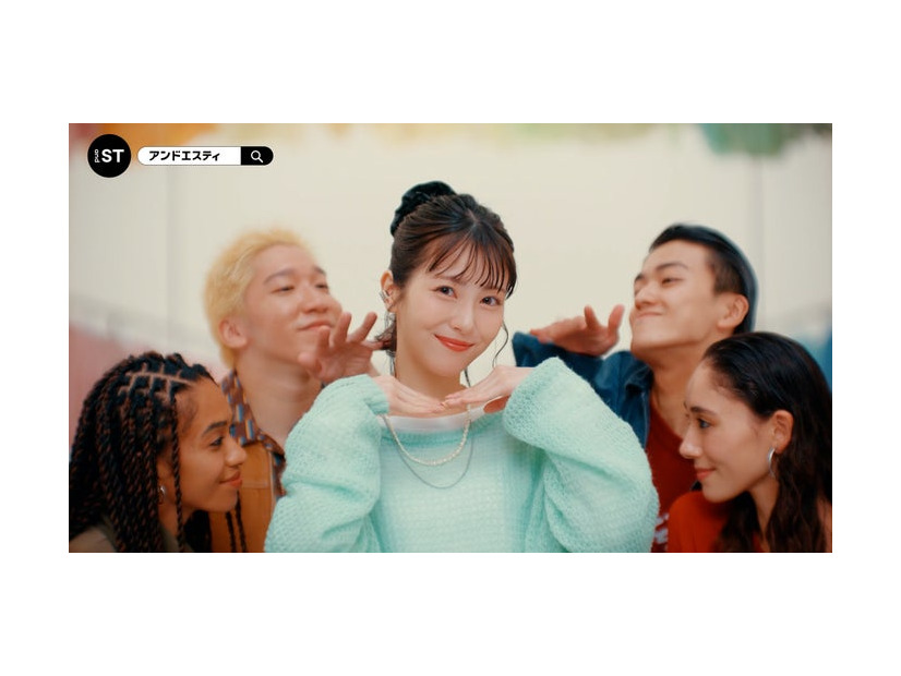 浜辺美波／新CM『アンドエスティ「ダンス and ST」編』より（提供写真）