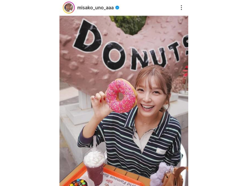 宇野実彩子、顔より大きい！？ドーナツを持った笑顔SHOTにファン悶絶「可愛さが爆発」「めっちゃ小顔」