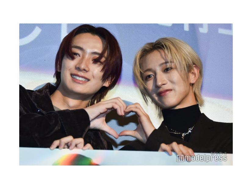 ハートポーズを作る冨田侑暉、NAOYA（C）モデルプレス