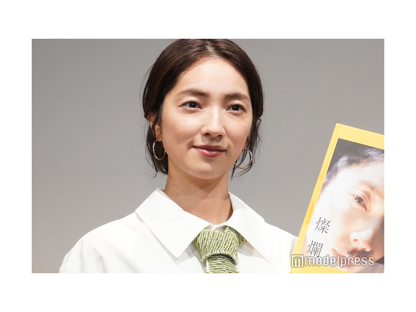 1st写真集「燦爛」の発売記念記者会見に出席した仁村紗和（C）モデルプレス