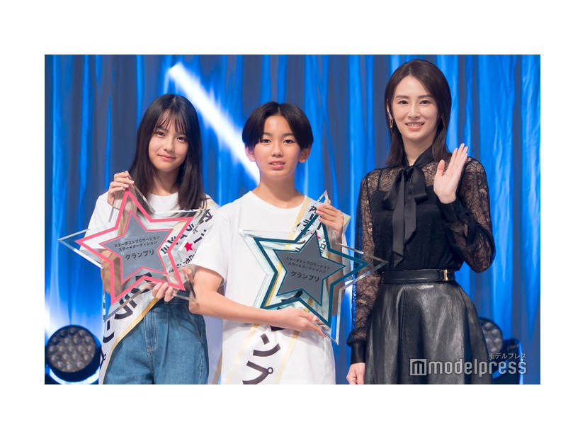 第4回「スター☆オーディション」グランプリの岩瀬夕由、山中島世夏、サプライズ登場した北川景子（C）モデルプレス