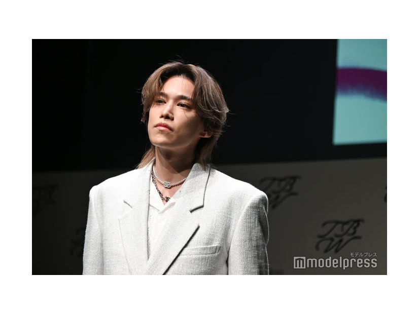 ランウェイでクールに決める千賀健永（C）モデルプレス
