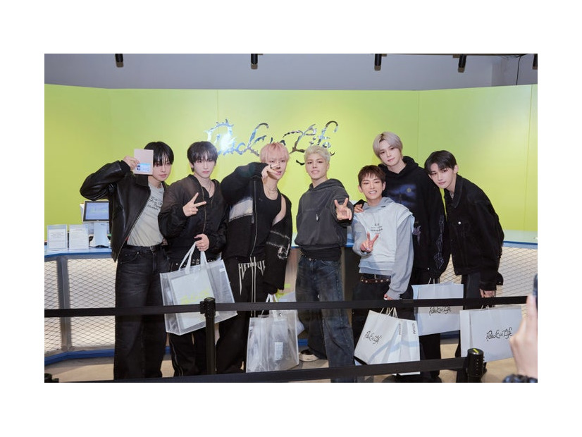 ポップアップストアを訪れた&TEAMメンバー／（左から）FUMA、YUMA、NICHOLAS、MAKI、HARUA、K、JO（C）YX LABELS