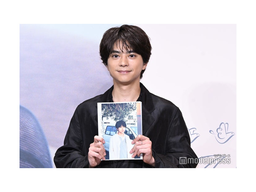 お気に入りの写真に食べ物のカットを選びがちな佐藤勝利（C）モデルプレス