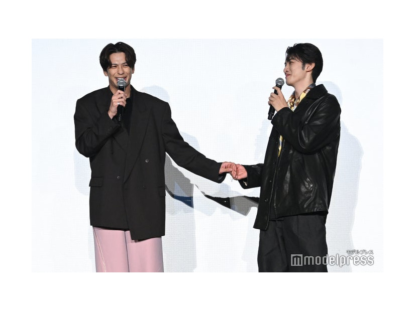 向井康二に手を握られ動揺する森崎ウィン（左）（C）モデルプレス