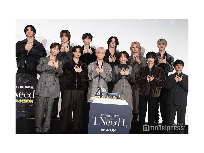 デビュー4周年を迎えたINI／（上段左から）池崎理人、佐野雄大、許豊凡、西洸人、松田迅、田島将吾（下段左から）後藤威尊、藤牧京介、木村柾哉、高塚大夢、尾崎匠海、榊原有佑監督（C）モデルプレス