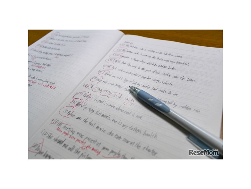 勉強中のノートとペン