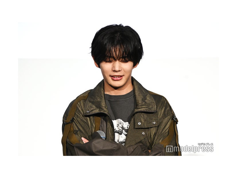 腕を組みながら「究極の選択」に悩みはじめたが、悩んでいる内容が「最初のポケモン」だった長尾謙杜（C）モデルプレス