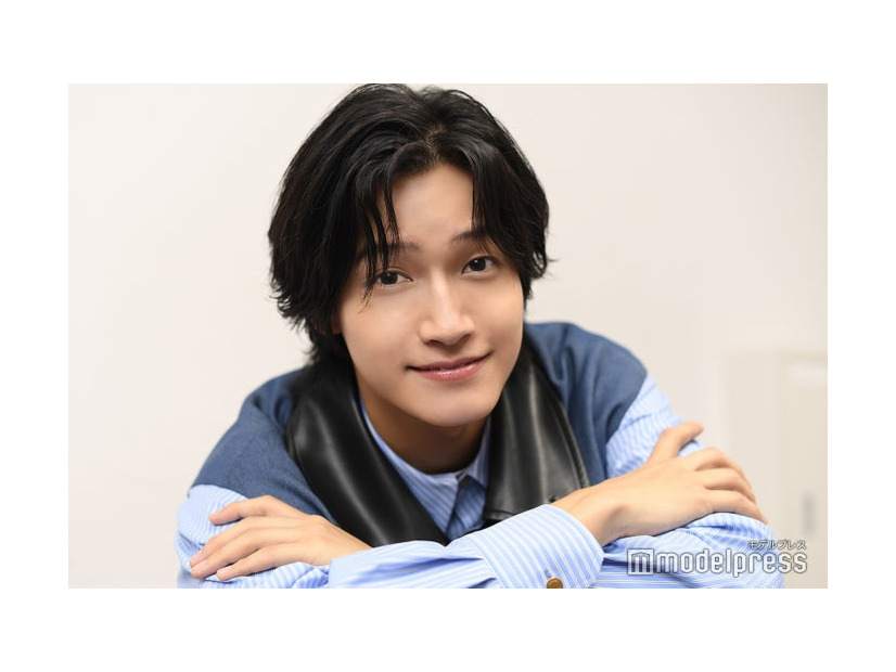 モデルプレスのインタビューに応じた佐野晶哉（C）モデルプレス