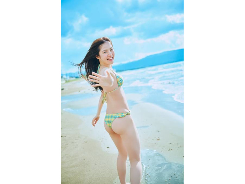 NGT48大塚七海、弾ける笑顔＆美ヒップが眩しい水着SHOT披露！等身大でナチュラルな魅力が光る