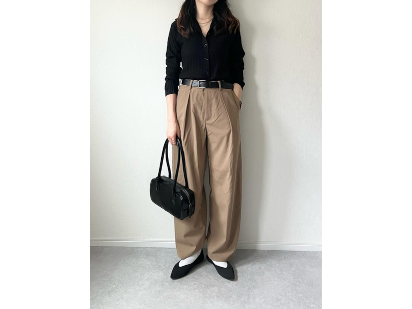 【ユニクロ・GU】で大成功。ワントーンに「ひとクセ」効かせた洗練スタイル【40代の毎日コーデ】