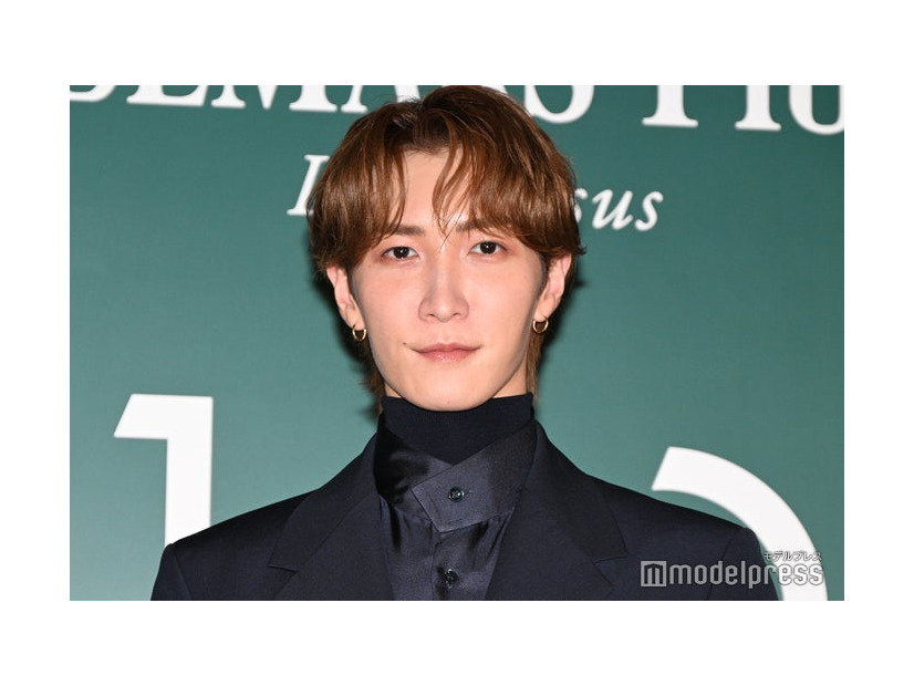 「手とか振った方がいいですか？」とスタッフに確認する渡辺翔太（C）モデルプレス