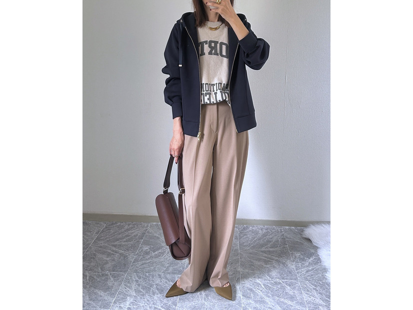 大人のパーカースタイル。上品見えのコツは、ハリ感のあるダンボール素材【40代の毎日コーデ】