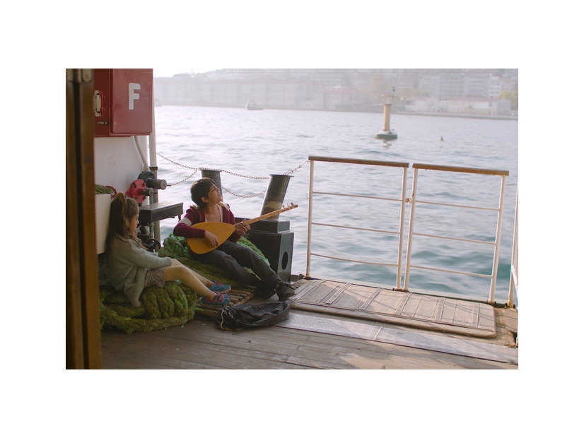 『CROSSING　心の交差点』© 2023 French Quarter Film AB, Adomeit Film ApS, Easy Riders Films, RMV Film AB, Sveriges Television AB