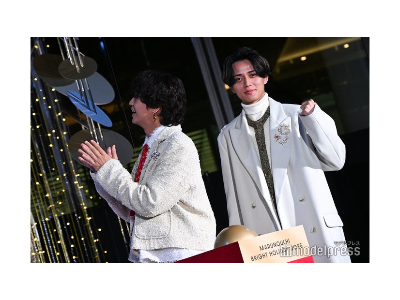 自ら点灯させたツリーに見惚れる高橋海人、ドヤ顔の永瀬廉／King ＆ Prince（C）モデルプレス