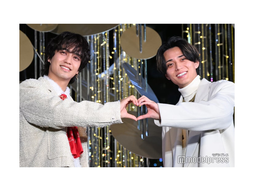 ツリー前でハートを作るKing ＆ Prince／高橋海人、永瀬廉（C）モデルプレス
