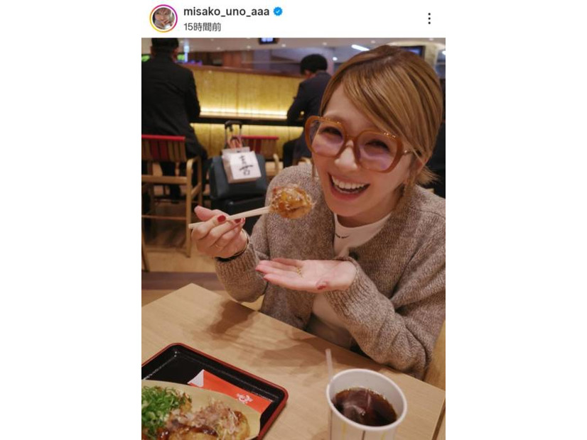 宇野実彩子、たこ焼きを堪能する笑顔SHOTに反響「可愛すぎる」「ママに見えないくらい綺麗」