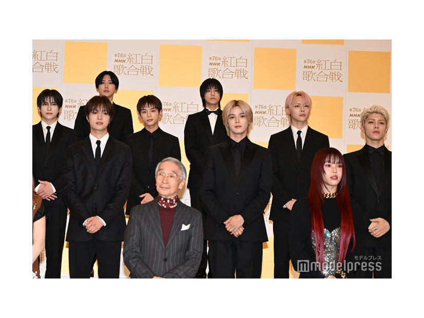 （前列）堺正章、アイナ・ジ・エンド（後列）&TEAM（C）モデルプレス