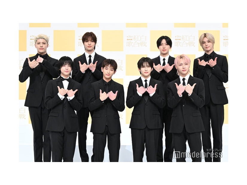 グループのシグナルポーズを決める&TEAM（C）モデルプレス