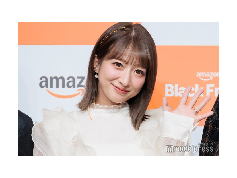 記者発表会に出席した辻希美（C）モデルプレス