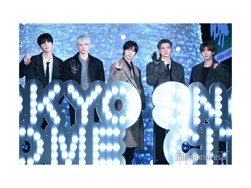 （左より）SOOBIN（スビン）、HUENINGKAI（ヒュニンカイ）、BEOMGYU（ボムギュ）、YEONJUN（ヨンジュン）、TAEHYUN（テヒョン）（C）モデルプレス