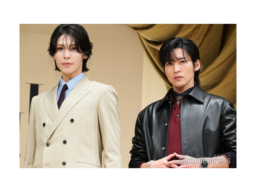 新人漫才師みたいな衣装でコンビ芸を披露するラウール、目黒蓮（C）モデルプレス