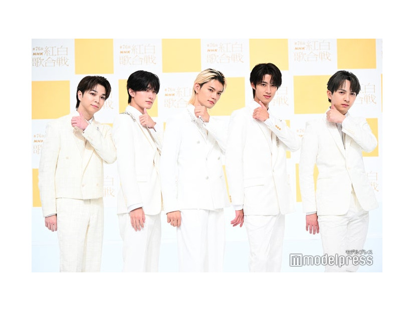 “イイじゃんポーズ”で決めるM!LK／塩崎太智、山中柔太朗、佐野勇斗、曽野舜太、吉田仁人（C）モデルプレス