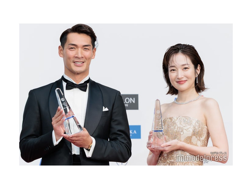 「第23回ベストフォーマリスト」授賞式に出席した槙野智章、高梨臨（C）モデルプレス