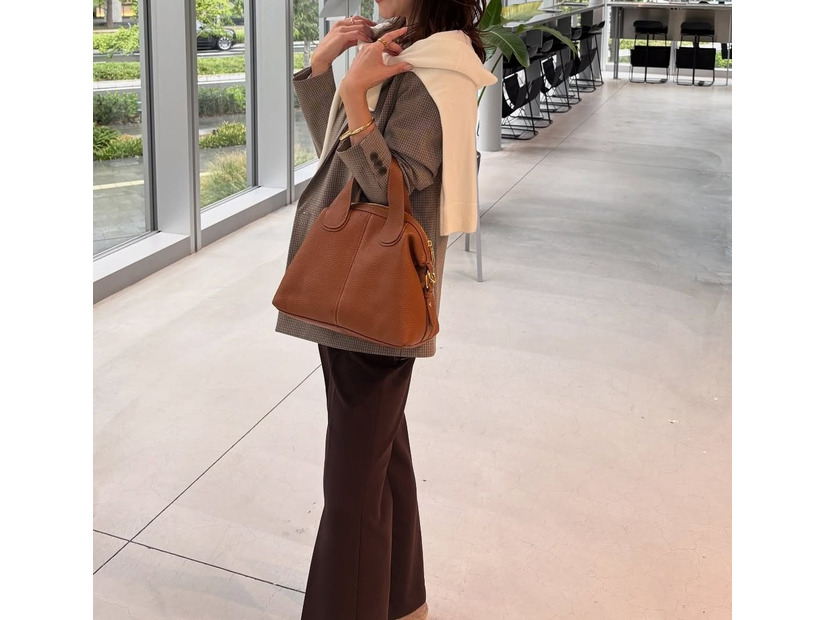 【ユニクロ】カシミヤタッチニットで魅せる！旬のブラウンを効かせた洗練肩掛けテク【40代の毎日コーデ】