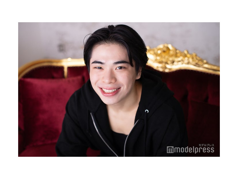 モデルプレスのインタビューに応じた李論さん（C）モデルプレス