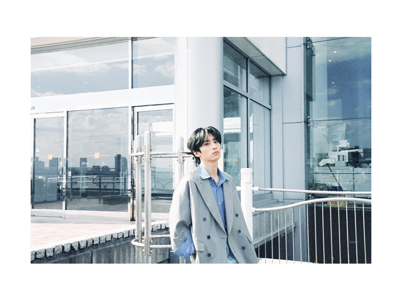 INI・許豊凡エッセイ連載「0000／00／00」キービジュアル（撮影＝笑子）