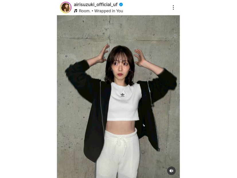 鈴木愛理、ほっそりお腹見せのスポーティーコーデに絶賛の声「スタイル良すぎる」「足、長っ！！！」