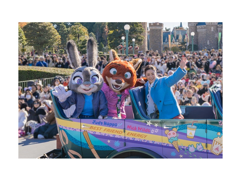 スペシャルグリーティングに登場した（後列左から）ジュディ、ニック（前列）上戸彩（C）Disney