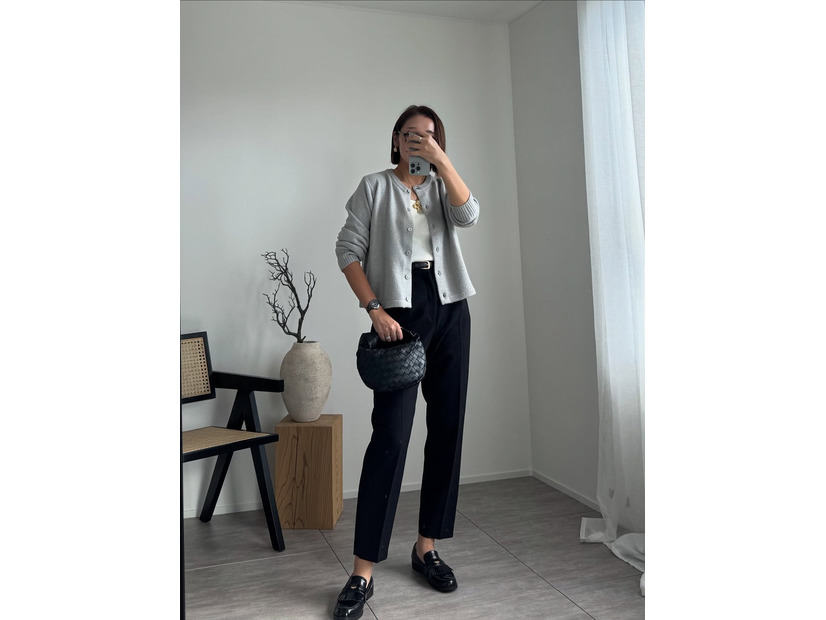 程よい厚みとグレージュカラーが今年っぽい。カーデが主役の洗練スタイル【40代の毎日コーデ】