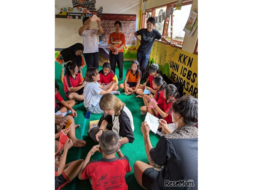 過去開催時、子供たちと折紙で交流