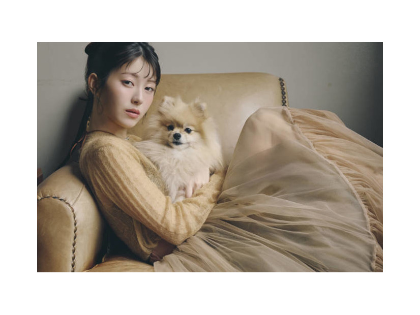 浜辺美波、愛犬たちとのモードなカットを披露！「わんこと巡る1年」コンセプトのカレンダー発売決定