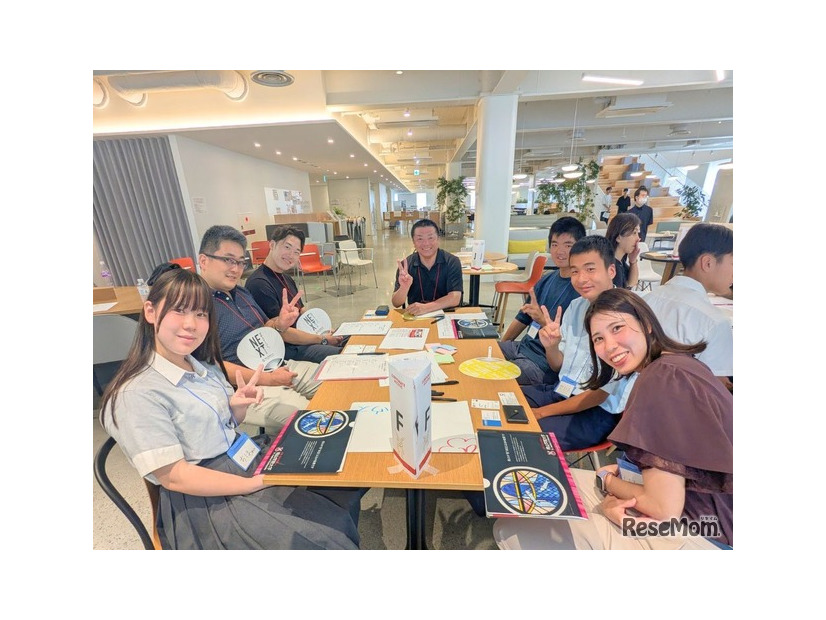 多様な立場の参加者が意見を交換するようす（8月開催のQUEST HEROES summerにて）