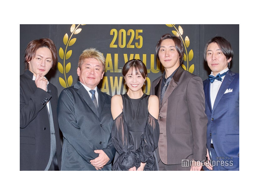 （左から）三崎優太氏、堀江貴文氏、渡邊渚、溝口勇児氏、西川将史氏（C）モデルプレス