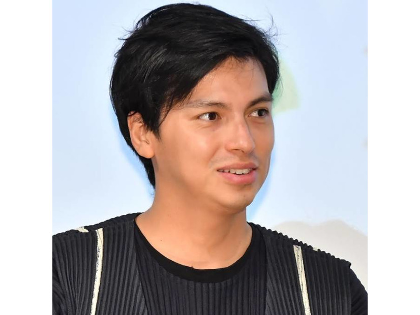 アレク、長男・長女・次女が揃ったほっこりSHOTに反響「激カワ」「可愛いチビーズ」